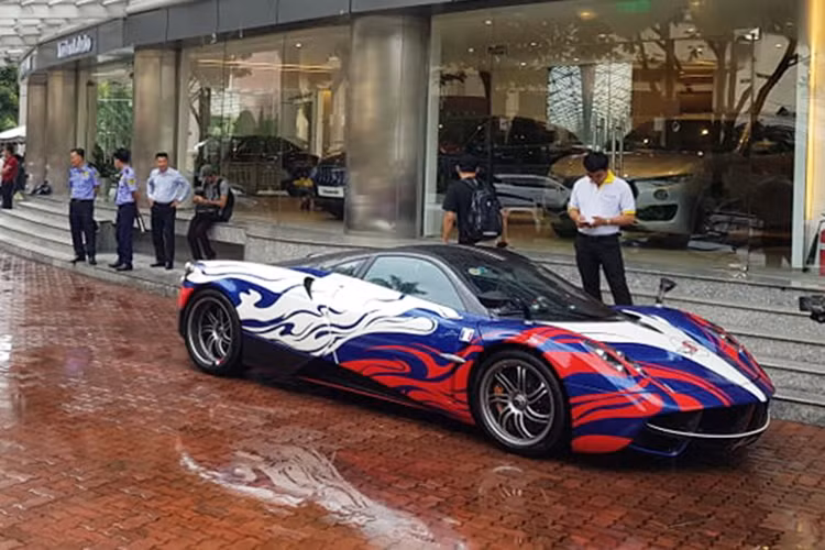 Sau những hình ảnh khui công chiếc Maserati Levante Trofeo mới màu vàng độc nhất Việt Nam được chia sẻ lên mạng xã hội với danh tính chủ nhân được đồn đoán chính là doanh nhân Phạm Trần Nhật Minh hay còn gọi là Minh Nhựa. Sáng nay 10/6, đại gia siêu xe đình đám này đã cầm lái thần gió Pagani Huayra đến đại lý chính hãng Maserati ở TP HCM làm thủ tục.