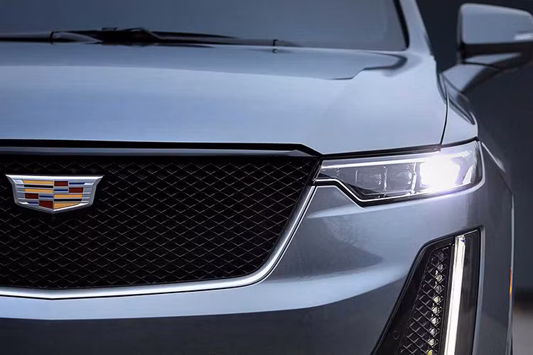 Các phiên bản XT6 đều sử dụng động cơ xăng V6 dung tích 3.6 lít cam đôi (DOHC) cho công suất tối đa 310 mã lực, sức mạnh được truyền xuống bốn bánh (AWD) thông qua hộp số tự động 9 cấp (9AT), động cơ V6 trên XT6 sử dụng công nghệ ngắt xy-lanh bằng cách can thiệp vào hệ thống phân phối khí để ngắt xy-lanh (chạy kiểu V4) tiết kiệm nhiên liệu.