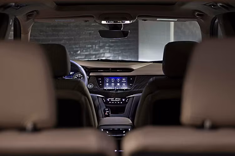 Hệ thống âm thanh Bose Performance Series với 14 loa tiêu chuẩn, Wi-Fi 4G LTE, sạc điện thoại không dây, màn hình cảm ứng 8'' tương thích Apple CarPlay và Android Auto. Xe có rất nhiều tùy chọn như: ghế ngồi bọc da cao cấp Semi-Aniline, điều hoà nhiệt độ ion hóa không khí, ghế trước có sưởi / thông gió,...