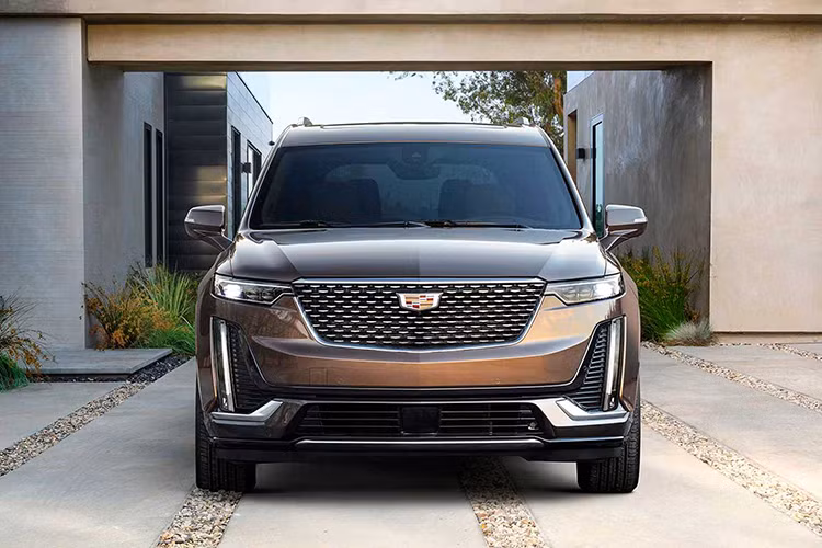 Từ phía sau, cụm đèn hậu LED trên XT6 mới tạo hình chữ ''L'' ngược được nối liền với nhau bằng một thanh mạ chrome sáng bóng tinh tế, phản xạ đặt trên cao và ống xả kép tạo ra cái nhìn cân đối và vững chải cho chiếc SUV. ‘’Dàn chân’’ sử dụng bộ mâm 20 inch tiêu chuẩn, và 21 inch trên bản Sport.