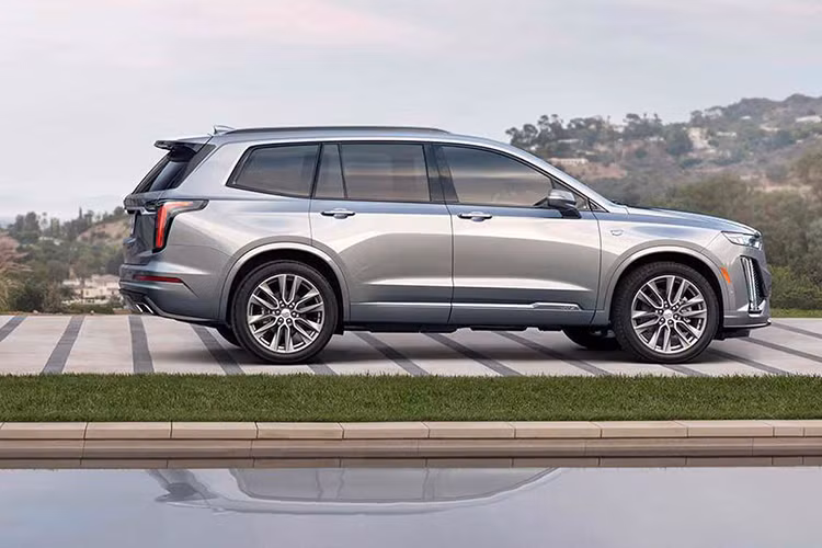 Mẫu xe Cadillac XT6 2020 mới sở hữu thiết kế ấn tượng, phần đầu xe nổi bật với lưới tản nhiệt lấy cảm hứng từ phong cách V-Series, cụm đèn pha và đèn hậu LED. 02 phiên bản Premium Luxury và Sport sẽ có một chút khác biệt khi bản Luxury mang mang hơi hướng sang, còn bản Sport trông ‘’ngầu’’ hơn với lưới tản nhiệt hay nẹp cửa sổ sơn đen,...