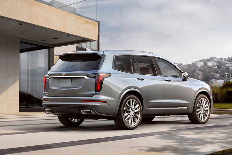 Một số hệ thống an toàn và hỗ trợ lái hiện đại có mặt trên XT6 như: 07 túi khí tiêu chuẩn, chìa điều khiển bằng nút bấm (Keyless Go) tích hợp tính năng đề nổ từ xa, hệ thống cảnh báo va chạm phía trước, phanh tự động khẩn cấp, cảnh báo điểm mù &amp; giao thông phía sau, hỗ trợ giữ làn đường là các trang bị tiêu chuẩn.