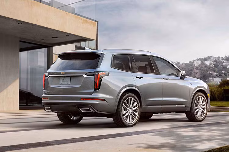 Một số hệ thống an toàn và hỗ trợ lái hiện đại có mặt trên XT6 như: 07 túi khí tiêu chuẩn, chìa điều khiển bằng nút bấm (Keyless Go) tích hợp tính năng đề nổ từ xa, hệ thống cảnh báo va chạm phía trước, phanh tự động khẩn cấp, cảnh báo điểm mù &amp; giao thông phía sau, hỗ trợ giữ làn đường là các trang bị tiêu chuẩn.