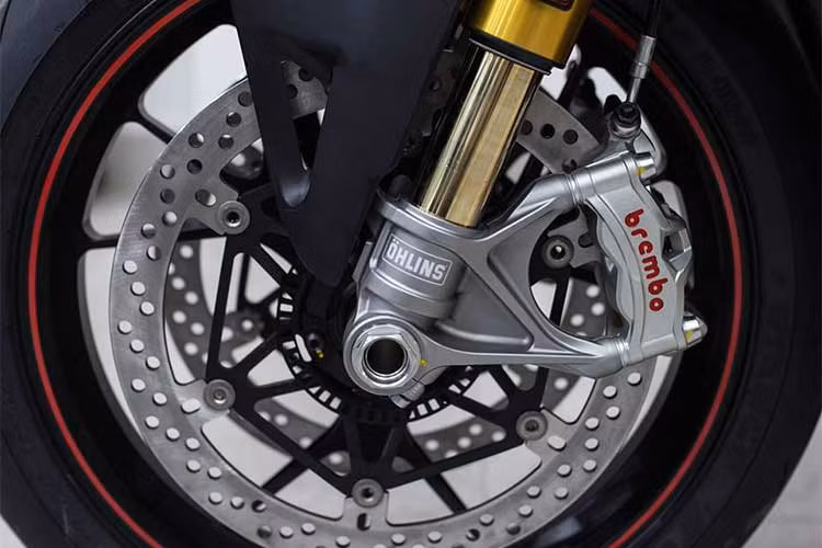 Như thường lệ, mẫu môtô đầu bảng của hãng xe máy Ducati luôn đầy ắp công nghệ. Hầu hết mọi thứ đều quen thuộc. Điểm mới là tính năng chỉ kích hoạt ABS bánh trước, cho phép người lái có thể trượt bánh sau khi vào góc cua. Hệ thống đo lường quán tính IMU 6 trục của Bosch là trang bị tiêu chuẩn trên Ducati Panigale V4.