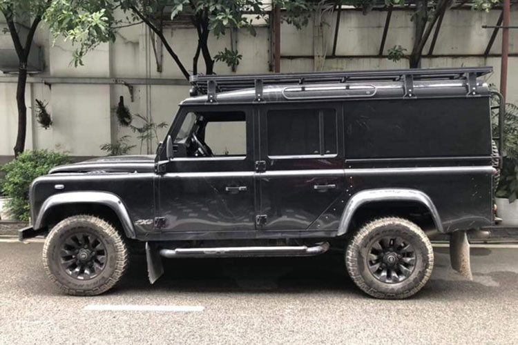 Chiếc Land Rover Defender này thuộc lô cuối cùng xuất xưởng trước khi bị "khai tử", đáng nói hơn, chiếc xe này thuộc phiên bản Defender 1948-2015 X-Spec Edition vốn chỉ có đúng 2 chiếc xuất xưởng và dành riêng cho những người yêu và đam mê dòng xe này tại Việt Nam.