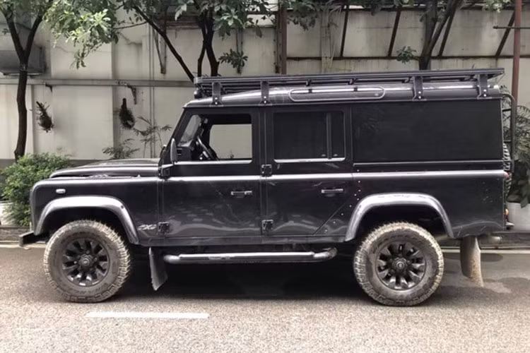 Chiếc Land Rover Defender này thuộc lô cuối cùng xuất xưởng trước khi bị "khai tử", đáng nói hơn, chiếc xe này thuộc phiên bản Defender 1948-2015 X-Spec Edition vốn chỉ có đúng 2 chiếc xuất xưởng và dành riêng cho những người yêu và đam mê dòng xe này tại Việt Nam.