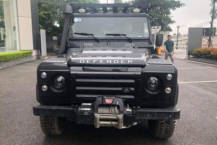 Ở ngoại hình, Land Rover Defender 1948-2015 X-Spec Edition gây ấn tượng với ngoại thất sơn màu đen toàn thân. Phía trước đầu xe được trang bị thêm tời kéo chạy điện, bên hông xuất hiện thêm ống thở hay trên nóc xe có giá chằng đồ mang đậm chất những mẫu xe dùng cho off-road.