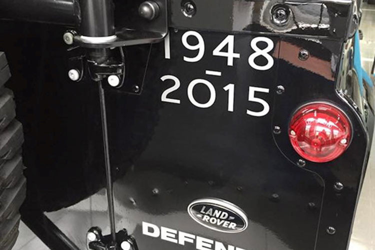 Điểm đặc biệt của phiên bản Land Rover Defender 1948-2015 X-Spec Edition này là các con số kỷ niệm năm sản xuất 1948-2015 nằm ở cả dưới kính chắn gió trước lẫn phía sau xe, 2 bên vè trước ốp thép vân kim cương màu đen .Nằm ở trên cản trước và sau là hệ thống tời chuyên dụng.