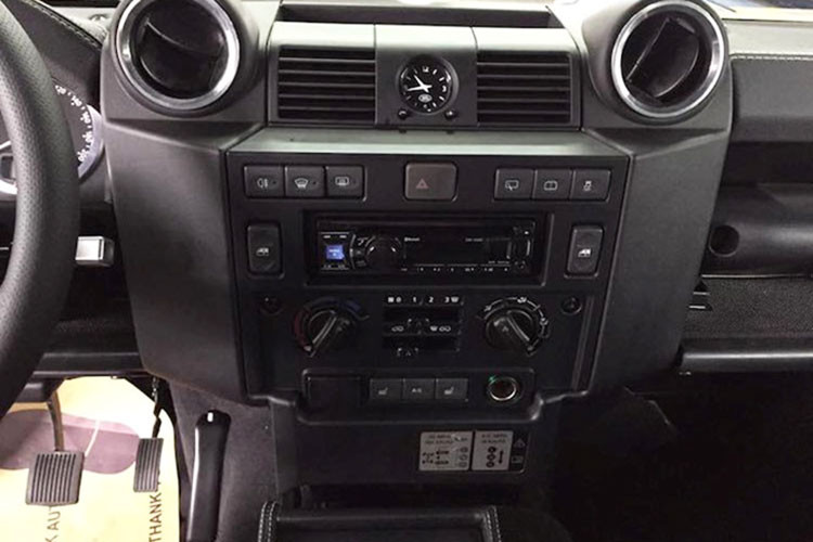 Ngược với các trang bị hiện đại ở ngoại thất, bên trong khoang lái của Land Rover Defender 1948-2015 X-Spec Edition khá nghèo nàn với một đầu đĩa CD có kết nối Bluetooth, ghế ngồi chỉnh tay, và trên các tựa đầu có thêu cờ Anh, nơi sản sinh ra dòng xe Land Rover Defender.