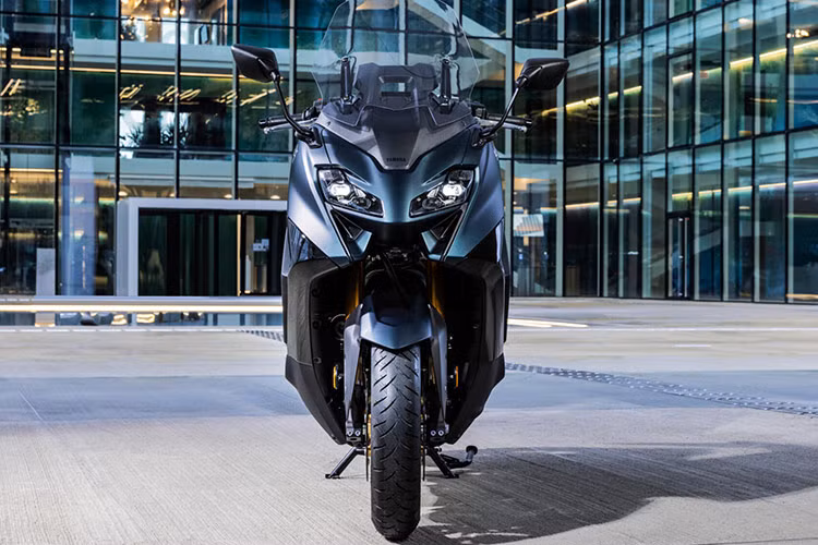 Hệ thống chiếu sáng trên xe hoàn toàn bằng bóng LED. Cụm đồng hồ điều khiển của xe loại kỹ thuật số, với màn hình TFT tiên tiến, cung cấp các thông tin quan trọng cho lái xe, dễ đọc và dễ hiểu.