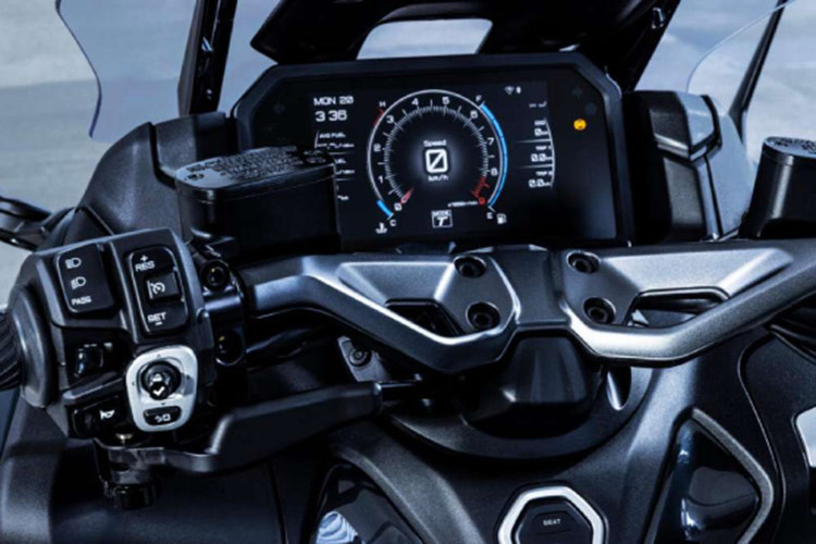 Tech Max còn có các trang bị cao cấp khác như kiểm soát hành trình, kính chắn gió chỉnh điện, yên ngồi có tính năng sưởi và hệ thống treo sau tùy chỉnh. Điểm cập nhật của xe tập trung vào các trang bị điện tử. 