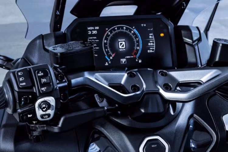 Tech Max còn có các trang bị cao cấp khác như kiểm soát hành trình, kính chắn gió chỉnh điện, yên ngồi có tính năng sưởi và hệ thống treo sau tùy chỉnh. Điểm cập nhật của xe tập trung vào các trang bị điện tử. 