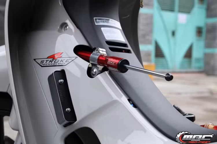 Chủ xe cũng không quên trang bị thêm trợ lực Bitubo kẹp sườn để chống sàng lắc khi chiếc xe số Honda Wave siêu mạnh này khi chạy tốc độ cao.