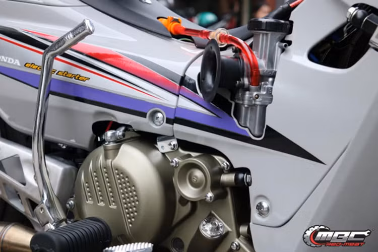 Cỗ máy của chiếc Honda Wave cỡ nhỏ đã được tăng cường lên dung tích tới 190cc đến từ thương hiệu Zongshen - rất cơ bắp và đầy ấn tượng, đi kèm cùng bình xăng lớn cho ta cảm giác chiếc xe này sẽ giống một con quái vật sẵn sàng giết chết bất kì ai muốn so kè tốc độ.