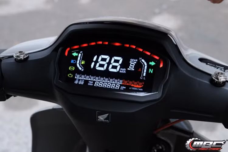 Theo như chia sẻ của chủ nhân, chiếc xe Honda Wave độ khủng này đang sở hữu đồng hồ của môtô Ducati, được nghiên cứu câu điện cũng như chế lại bợ cổ để phù hợp với chiếc xe, thông qua các góc ảnh ta có thể thấy phần màu sắc và bố tri các thông số rất nổi bật và đầy quyến rủ.