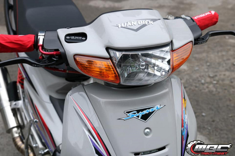 Sau khi được trang bị một loạt đồ chơi kiểng thợ độ xe máy Sài Gòn đã "biến hình" cho chiếc xế tăng thêm phần thể thao và cá tính. Mặc dù được trang bị full đồ chơi từ A đến Z, nhưng cách mà chủ xe phối màu và bố trí các món đồ chơi khiến chiếc xe độ trông rất gọn gàng và giữ dáng.
