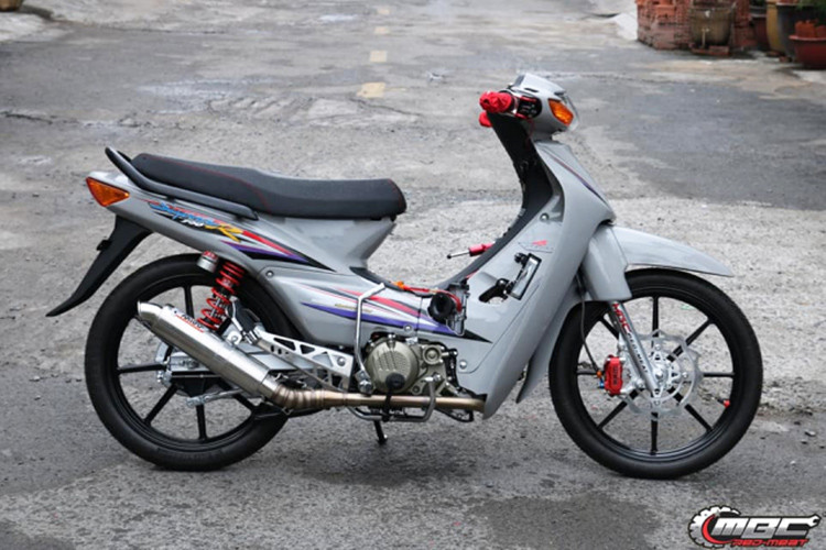 Tại thị trường xe máy Việt Nam, Honda Wave được xem là dòng xe số phổ thông bán chạy nhất của thương hiệu Nhật Bản. Sở hữu mức giá rẻ và dễ dàng độ, chế - mẫu xe này luôn được khá nhiều bạn trẻ quan tâm.