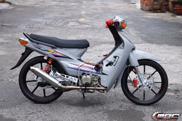 Tại thị trường xe máy Việt Nam, Honda Wave được xem là dòng xe số phổ thông bán chạy nhất của thương hiệu Nhật Bản. Sở hữu mức giá rẻ và dễ dàng độ, chế - mẫu xe này luôn được khá nhiều bạn trẻ quan tâm.