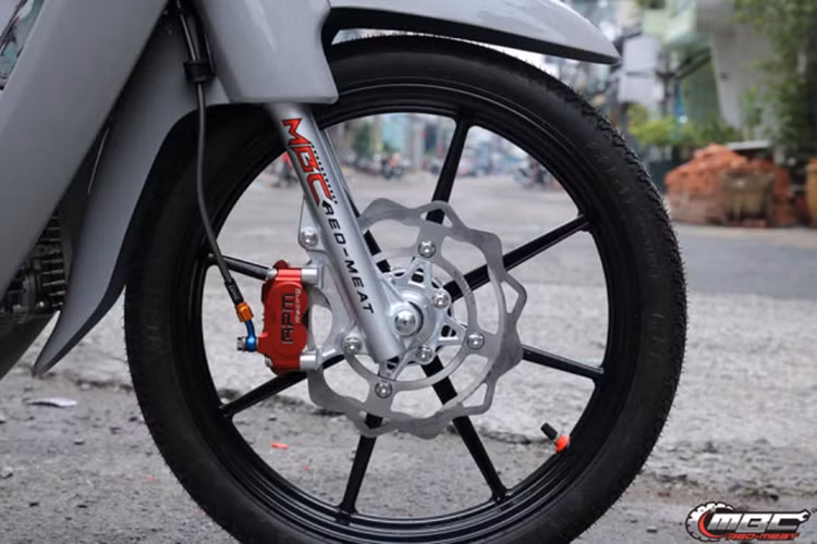 Dàn chân trước sử dụng dây dầu Swit có phần đầu xoay được 360 độ phù hợp cho mọi tư thế ốc dầu khác nhau, tránh tình trạng làm cong hay uốn dây dẫn tới xì dầu trong thời gian sử dụng, sử dụng heo dầu APM kết hợp cùng đĩa Galfer tạo nên sự lạ mắt hơn.