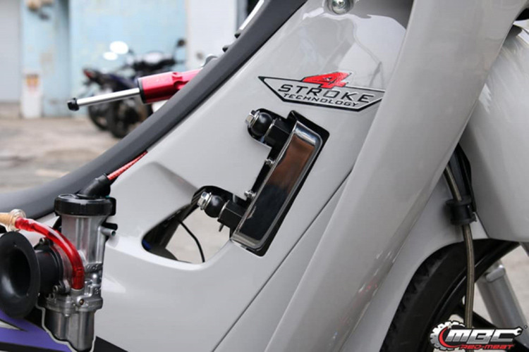 Bên cạnh đó, két nhớt tản nhiệt lớn khiến phần bửng phải được khoét rộng hai bên để không gây mất thẩm mỹ cho chiếc xe. Các chi tiết trên thân xe cũng được trang trí đẹp mắt với dàn tem đấu của Honda Super R.