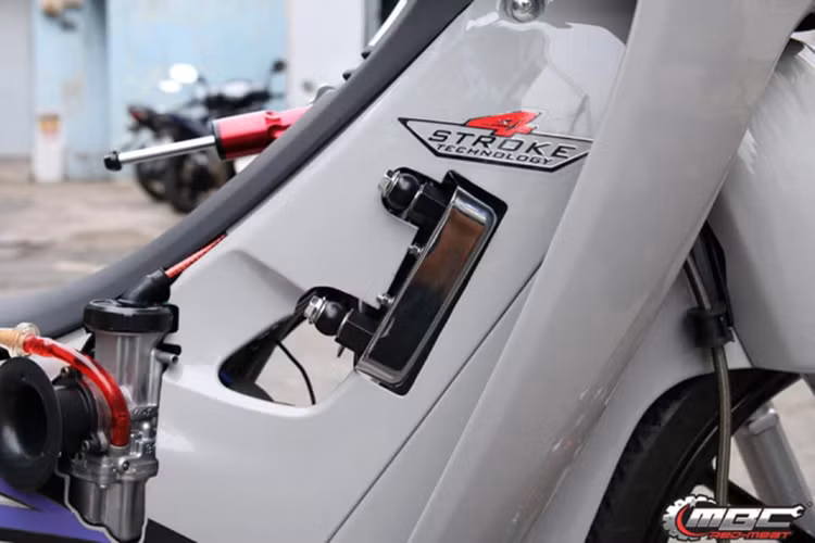 Bên cạnh đó, két nhớt tản nhiệt lớn khiến phần bửng phải được khoét rộng hai bên để không gây mất thẩm mỹ cho chiếc xe. Các chi tiết trên thân xe cũng được trang trí đẹp mắt với dàn tem đấu của Honda Super R.