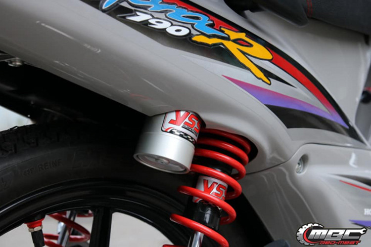 Hệ thống treo sau sử dụng phuộc YSS bình dầu rời một nhãn hiệu rất nổi tiếng của Thái Lan, chuyên cung cấp các loại phuộc nhún, giảm xóc xe máy với chất lượng cực tốt và có mẫu mã đẹp mắt. Hai bánh trước sau sử dụng mâm đúc đa chấu được sơn đen tĩnh điện. 