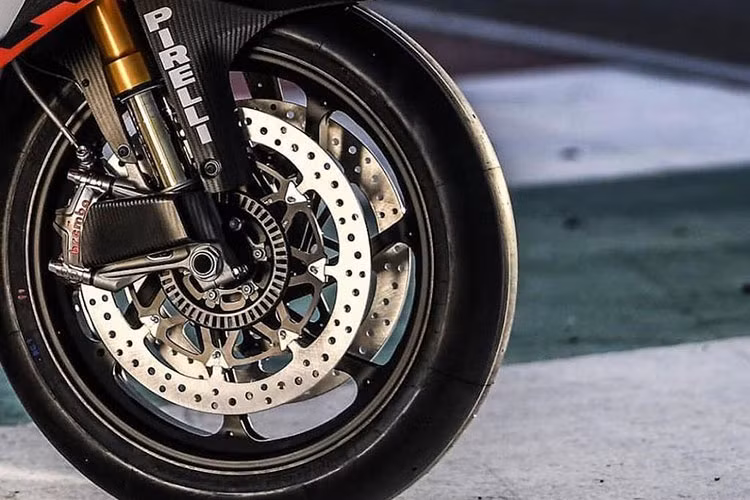 Là một chiếc xe đua Aprilia đỉnh cao, RSV4 X cũng sẽ được trang bị những phụ tùng đỉnh cao. Vài trong số đó gồm hệ thống phuộc Ohlins, lốp Pirelli Diablo Superbike và đặc biệt là heo trước Brembo GP4-MS.