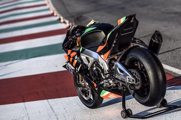 Xe mang trên mình khối động cơ V4, dung tích 999,6 cc, làm mát bằng dung dịch, sản sinh công suất 225 mã lực, đi kèm hộp số 6 cấp với sắp xếp bánh răng và thứ tự số đặc biệt: N 1 2 3 4 5 6 thay vì 1 N 2 3 4 5 6. Con số này cho thấy chiếc RSV4 X mạnh hơn 24 mã lực so với chiếc RSV4 RF phiên bản giới hạn.