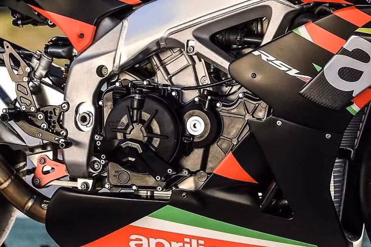 Về giá xe Aprilia RSV4 X, nó hiện đang được bán ra thị trường với mức niêm yết là 39.900 EUR (tương đương với khoảng 1,05 tỷ đồng).