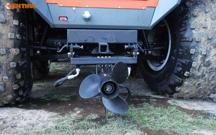 Bên cạnh khả năng vượt qua các vùng sình lầy, chiếc siêu xe địa hình ATV Shaman còn có thể hoạt động như một xe lội nước. Để vượt qua các vùng nước sâu, chiếc xe ATV Shaman này còn được trang bị thêm một chân vịt để tăng tốc độ di chuyển trên mặt nước.