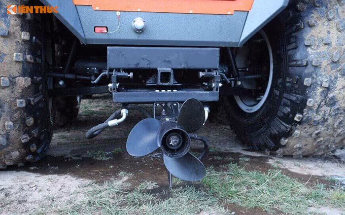 Bên cạnh khả năng vượt qua các vùng sình lầy, chiếc siêu xe địa hình ATV Shaman còn có thể hoạt động như một xe lội nước. Để vượt qua các vùng nước sâu, chiếc xe ATV Shaman này còn được trang bị thêm một chân vịt để tăng tốc độ di chuyển trên mặt nước.