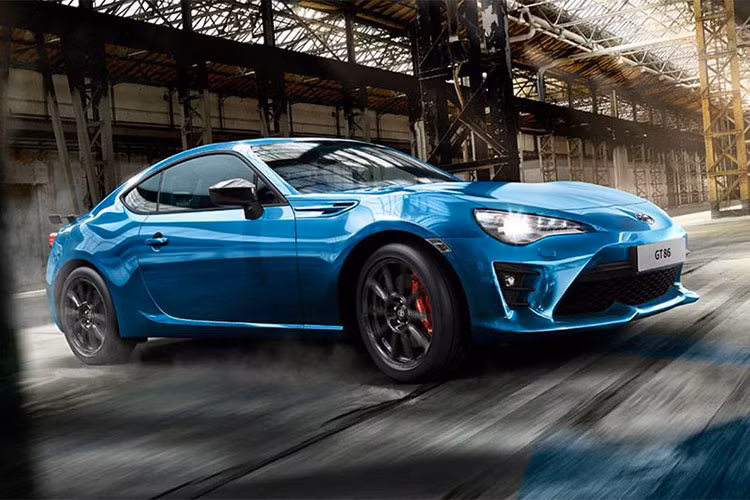Xe sẽ được chính thức bán ra ngay trong tháng 6/2018 này. Giá khởi điểm của Toyota GT86 Club Series Blue Edition là 28.980 bảng Anh (tương đương 882 triệu đồng), đắt hơn 945 bảng so với GT86 tiêu chuẩn và cao hơn 400 bảng so với GT86 sơn kim loại hoàn chỉnh.