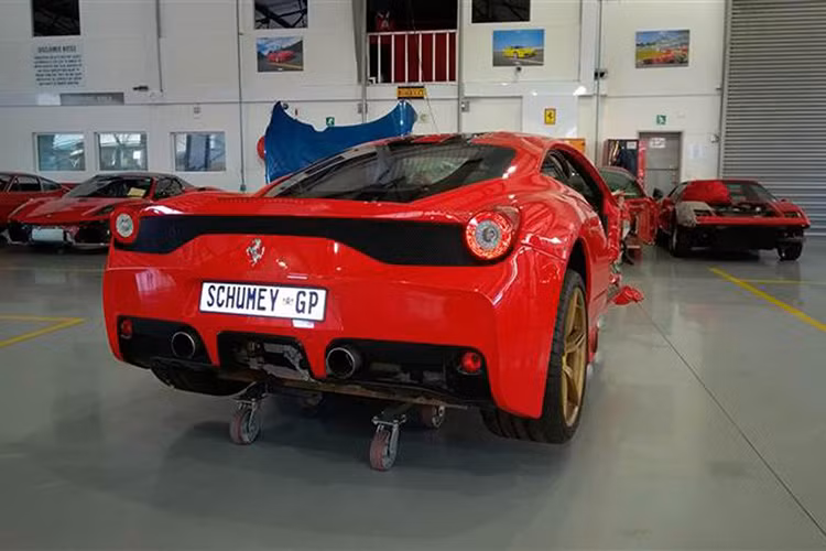 Nguyên nhân của vụ tai nạn là do người điều khiển Ferrari 458 Speciale bị mất lái khiến xe tông vào bức tường gần đó. May mắn là không có thương vong về người, nhưng siêu xe màu đỏ này đã bị hư hỏng nặng nề.