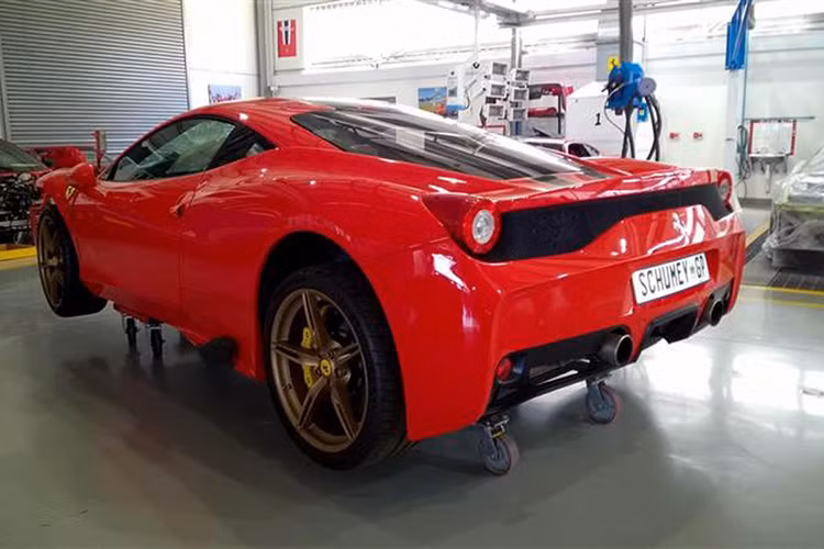 Chủ nhân mới của siêu xe này không chỉ bỏ ra số tiền khá lớn để mua lại chiếc siêu xe Ferrari 458 Speciale "mất đầu", mà còn phải tốn một khoản chi phí khổng lồ cho việc sửa chữa lại toàn bộ chiếc xe.