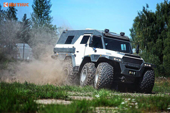 Xe địa hình Shaman được ra mắt với 2 phiên bản khác nhau, gồm bản du lịch và đường trường phong cách bụi bặm mạnh mẽ. Theo thông tin từ phía nhà sản xuất, chiếc siêu xe địa hình Shaman này nặng tới 4.000kg