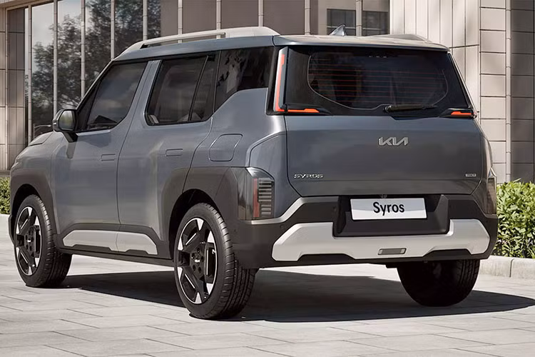 Chưa hết, mẫu SUV hạng A này còn có tay nắm cửa ẩn, ốp cua lốp màu đen dày dặn, baga nóc và bộ vành hợp kim phối 2 màu đen bóng - bạc. Ở bản cao cấp nhất, xe sẽ dùng vành 17 inch. Vòng về phía sau, chúng ta sẽ bắt gặp cụm đèn hậu hình chữ "L" ngược bao quanh kính chắn gió. Cửa cốp có thiết kế phẳng trong khi cản sau được ốp bằng nhựa màu đen. Ở hai góc đuôi xe còn có thêm cụm đèn nằm dọc, tạo sự tương đồng với đèn phía trước.