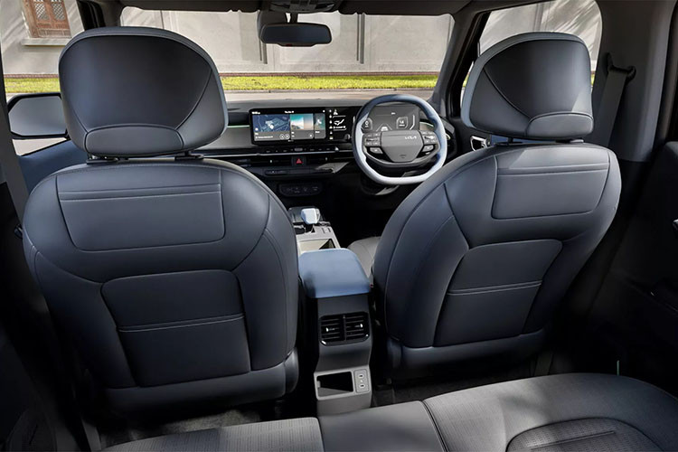 Xe còn được trang bị kết nối Android Auto/Apple CarPlay không dây, cập nhật phần mềm qua Wifi, công nghệ kết nối trong xe, đèn viền nội thất, hệ thống âm thanh Harman Kardon 8 loa, cửa sổ trời toàn cảnh Panorama, phanh tay điện tử, tự động giữ phanh tạm thời và sạc điện thoại không dây.