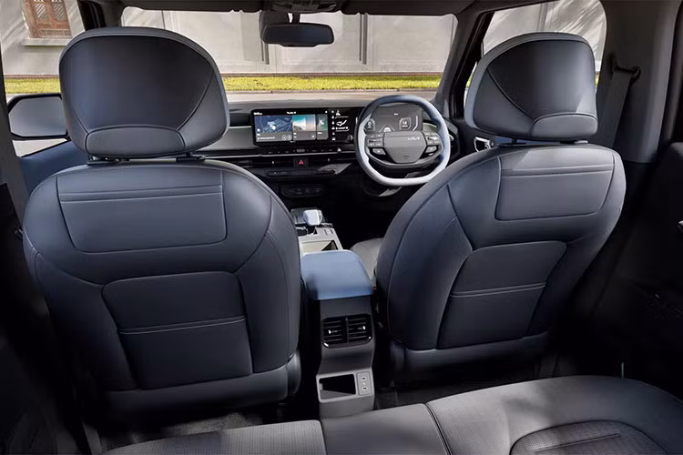 Xe còn được trang bị kết nối Android Auto/Apple CarPlay không dây, cập nhật phần mềm qua Wifi, công nghệ kết nối trong xe, đèn viền nội thất, hệ thống âm thanh Harman Kardon 8 loa, cửa sổ trời toàn cảnh Panorama, phanh tay điện tử, tự động giữ phanh tạm thời và sạc điện thoại không dây.