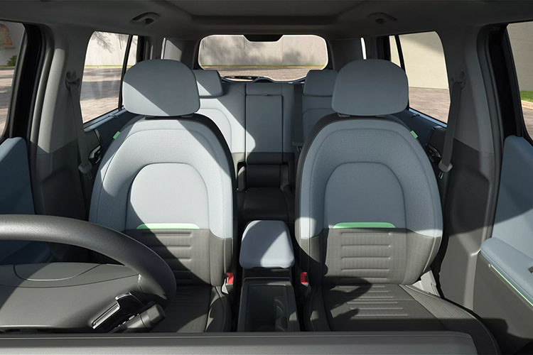 Ngoài ra, xe còn có những tính năng an toàn như 6 túi khí, cảm biến hỗ trợ đỗ xe trước/sau và camera 360 độ. Các tính năng trợ lái nâng cao ADAS cấp độ 2 cũng được trang bị cho xe. Nằm bên dưới nắp ca-pô của Kia Syros là 2 tùy chọn động cơ.