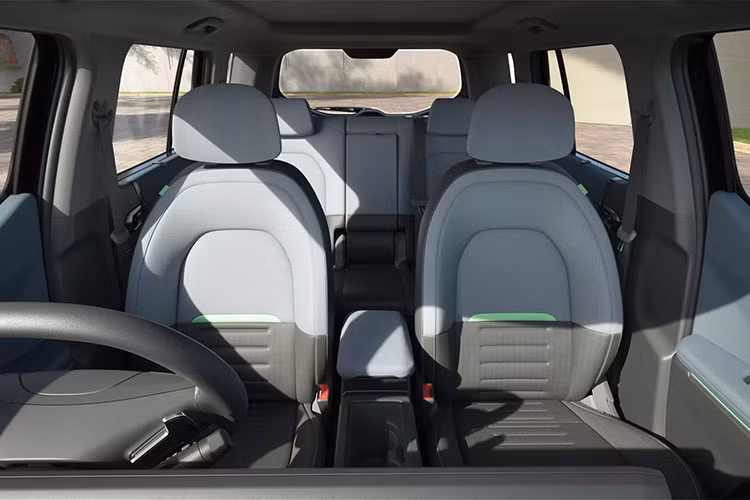 Ngoài ra, xe còn có những tính năng an toàn như 6 túi khí, cảm biến hỗ trợ đỗ xe trước/sau và camera 360 độ. Các tính năng trợ lái nâng cao ADAS cấp độ 2 cũng được trang bị cho xe. Nằm bên dưới nắp ca-pô của Kia Syros là 2 tùy chọn động cơ.