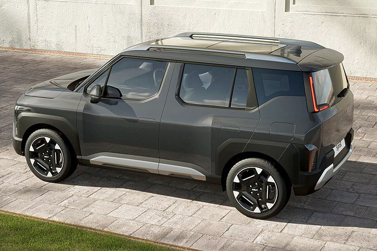 Kia Syros 2025 được áp dụng phong cách thiết kế tương tự những mẫu xe điện cùng thương hiệu như EV3 và EV9. Điểm nhấn của mẫu SUV hạng A này nằm ở khu vực đầu xe cũng như sườn xe vuông vức và thẳng đứng, lưới tản nhiệt hẹp và hốc gió trung tâm đều có thiết kế hình chữ nhật. Trong khi đó, đèn pha được thiết kế dọc với 3 bóng LED, tích hợp dải đèn LED định vị ban ngày lấy cảm hứng từ chòm sao.