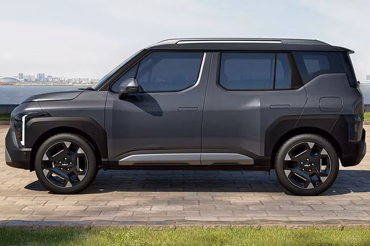 Kia Syros 2025 giá rẻ sở hữu kích thước dài x rộng x cao lần lượt 3.995 x 1.800 x 1.665 mm và chiều dài cơ sở 2.550 mm. So với đàn anh Kia Sonet, xe rộng hơn 10 mm và cao hơn 55 mm trong khi chiều dài cơ sở tăng đến 50 mm. Nhờ đó, Kia Syros giải quyết được một vấn đề lớn mà Sonet gặp phải, đó là hàng ghế sau chật chội. Phía sau hàng ghế thứ hai là khoang hành lý có thể tích tiêu chuẩn 465 lít, rộng hơn đáng kể so với Sonet (385 lít).