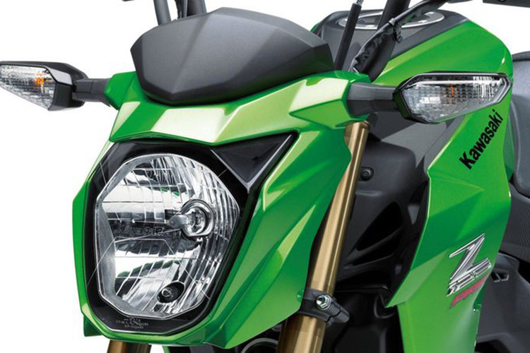 Xe sở hữu bình xăng dung tích 7,4 lít, cặp phuộc trước hành trình ngược với đường kính 30 mm, giảm xóc đơn phía sau, hệ thống đèn pha theo kiểu Streetfighter sử dụng đèn halogen và hai đèn báo rẽ tách rời được đặt phía trên, đèn hậu dạng LED.