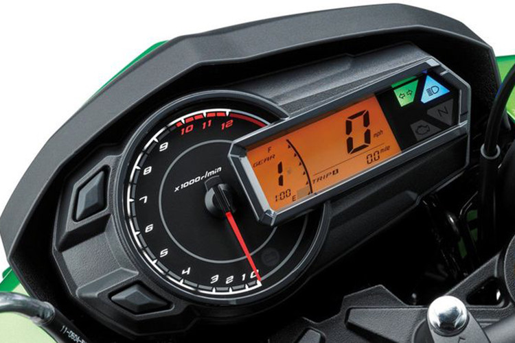 Ngoài ra, mẫu xe côn tay Kawasaki Z125 bản 2019 sử dụng bảng đồng hồ kỹ thuật số LCD lấy cảm hứng từ đàn anh Z800. Các nút bấm của xe được thiết kế khá đơn giản và dễ dàng sử dụng cho người mới.