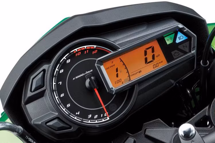 Ngoài ra, mẫu xe côn tay Kawasaki Z125 bản 2019 sử dụng bảng đồng hồ kỹ thuật số LCD lấy cảm hứng từ đàn anh Z800. Các nút bấm của xe được thiết kế khá đơn giản và dễ dàng sử dụng cho người mới.