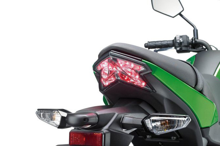 Đuôi xe có thiết kế vuốt nhọn đầy cá tính, đèn hậu của xe sử dụng bóng LED. Tuy nhiên, đèn báo rẽ vẫn dùng bóng halogen với thiết kế khá to và thô so với tổng thể. Đèn hậu của Z125 Pro bị ảnh hưởng bởi đàn anh Z800 với họa tiết 2 chữ Z ngược nhau.