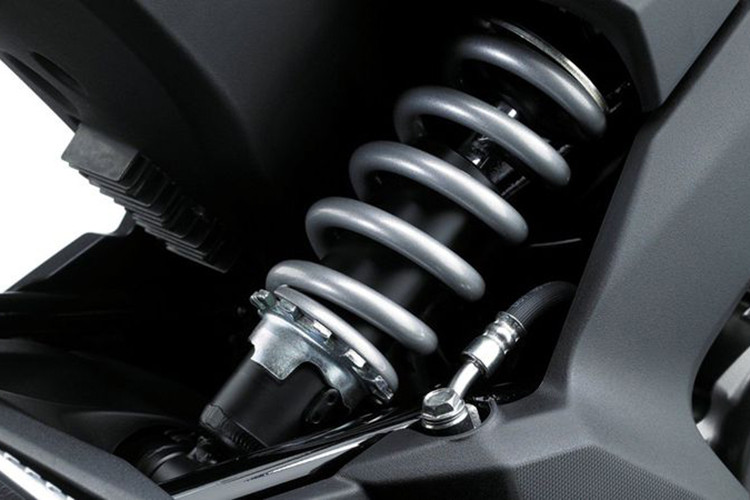 Là mẫu xe cỡ nhỏ nhưng Z125 Pro rất được Kawasaki ưu ái khi trang bị cặp giảm xóc trước hành trình ngược (upside-down) đường kính 30 mm và hành trình 100 mm. Phía sau là giảm xóc đơn monoshock.