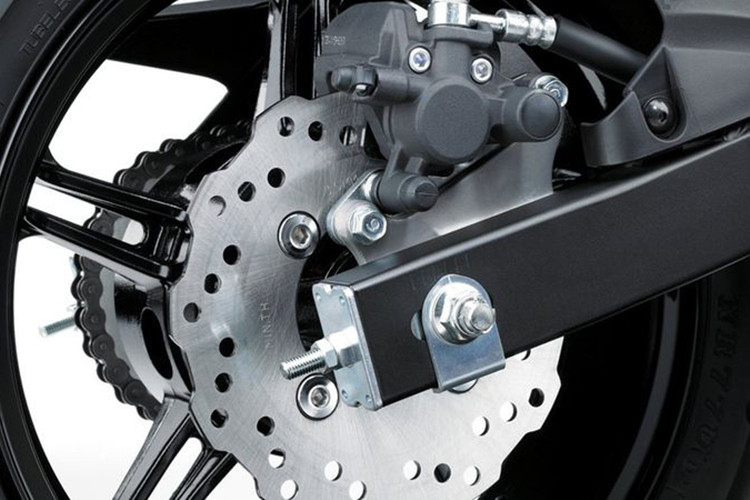 Hệ thống phanh đĩa trên cả 2 bánh trước và sau. Đĩa phanh đơn phía trước đường kính 200 mm. Trong khi đó, đĩa phanh sau có đường kính 184 mm.