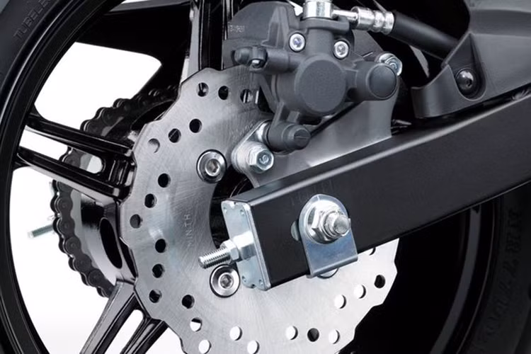 Hệ thống phanh đĩa trên cả 2 bánh trước và sau. Đĩa phanh đơn phía trước đường kính 200 mm. Trong khi đó, đĩa phanh sau có đường kính 184 mm.
