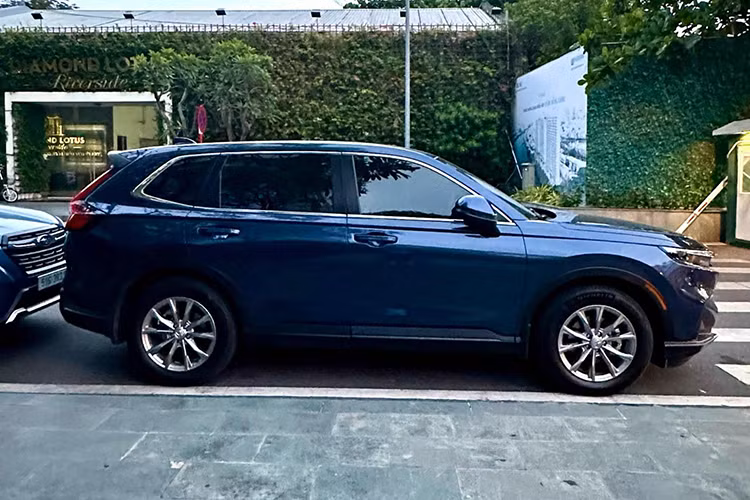 Mới đây, đã có salon xe cũ chào bán Honda CR-V 2024 siêu lướt với ODO chỉ 48km. Theo người bán cho biết, chiếc Honda CR-V 2023 thuộc phiên bản L 1 cầu, phiên bản bán chạy nhất của dòng SUV cỡ C này tại Việt Nam.